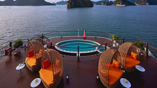 Indochine Premium Cruise: Impressive panorama of swimming pool