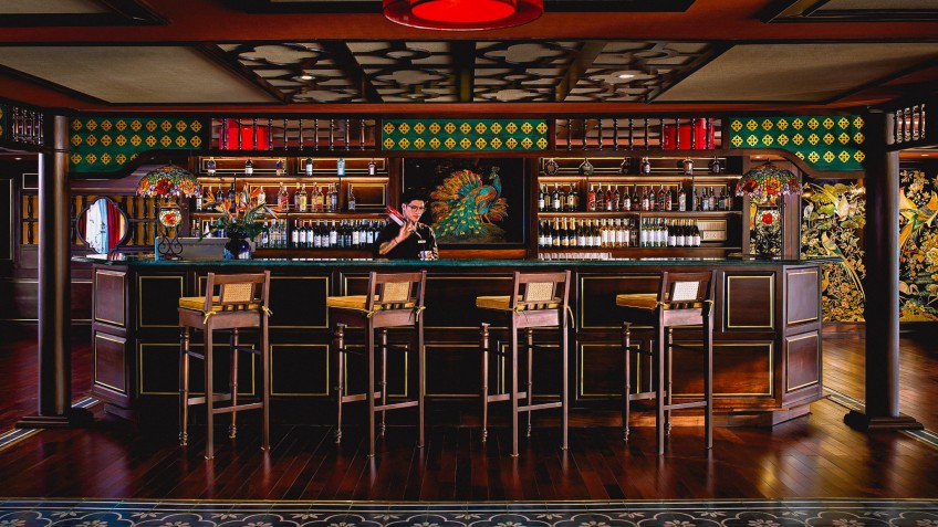 Indochine Premium Cruise: Indoor bar at Cochinchine Lounge