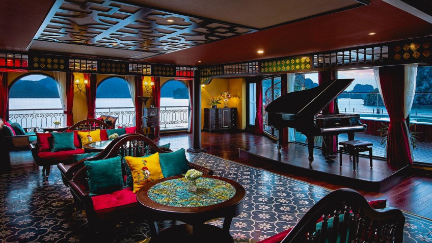 Indochine Premium Cruise: Piano lounge in artistic decoration