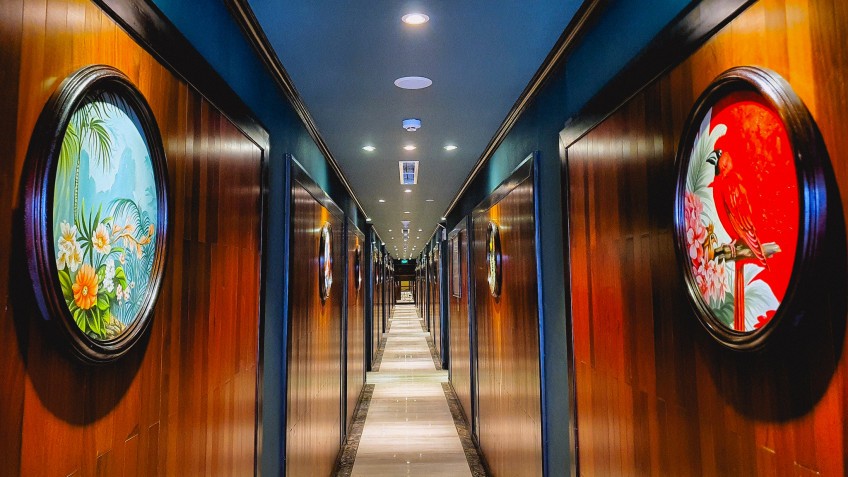Indochine Premium Cruise: Intricate decoration in corridor