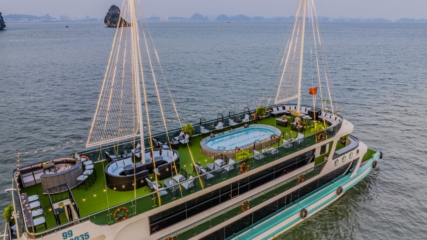 Amethyst Day Cruise: Bird's-eye view of large sundeck