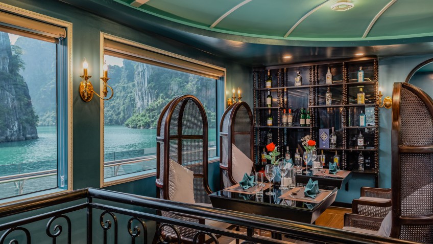 Amethyst Day Cruise: Lovely seating area for couples