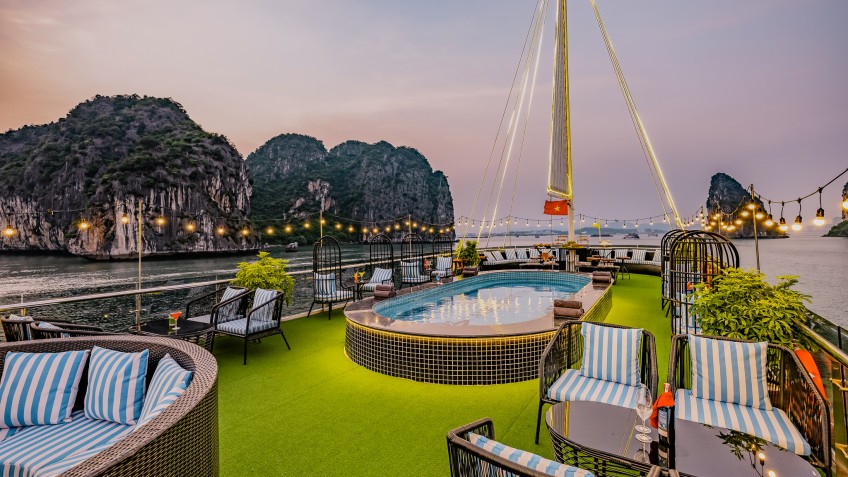 Amethyst Day Cruise: Chill airy sundeck