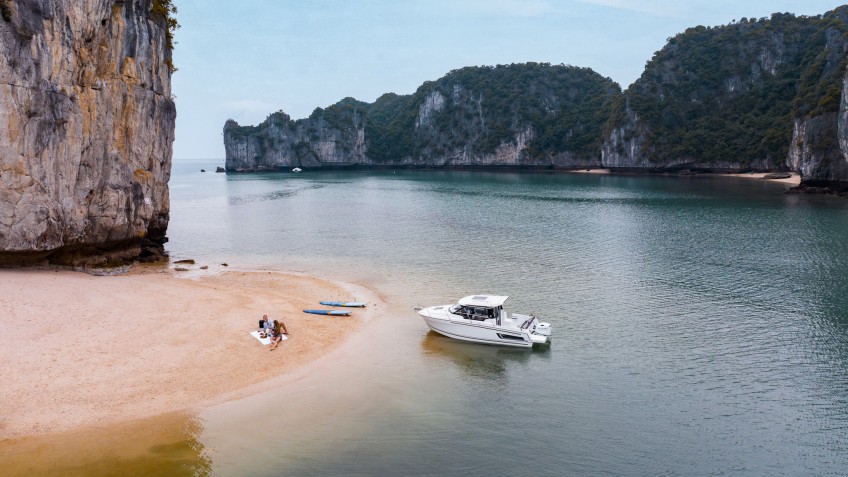 Elite of the Seas Cruise: Pretty uncrowded beach in Lan Ha Bay