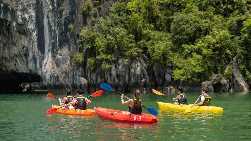 Ambassador Day Cruise: Kayak in Luon Cave area