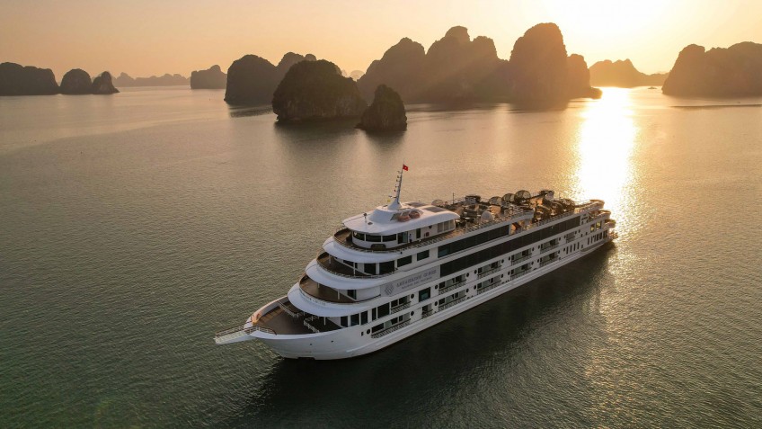 Ambassador Day Cruise: See the gorgeous sunset in Halong