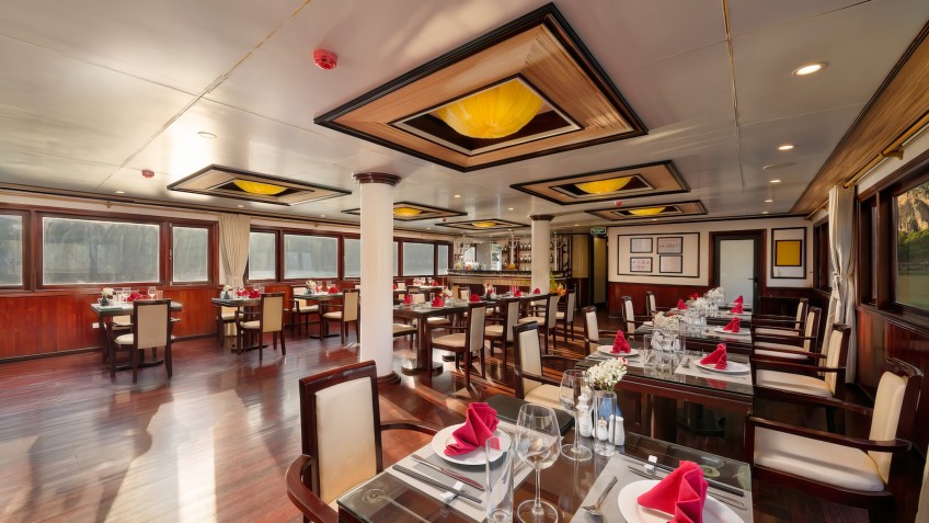 Swan Cruises: Spacious Restaurant & Bar