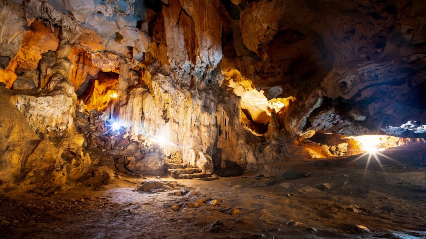 Swan Cruises: Explore Thien Canh Son Cave