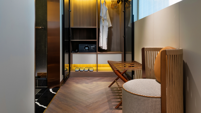 Grand Pioneers (Essence Grand) Cruise: A luxurious walking closet