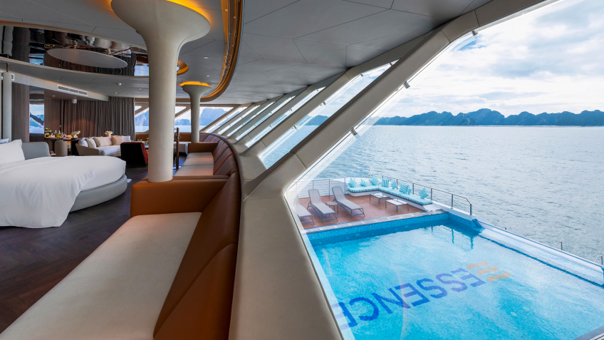 Grand Pioneers (Essence Grand) Cruise: Glass window with the 180-degree view