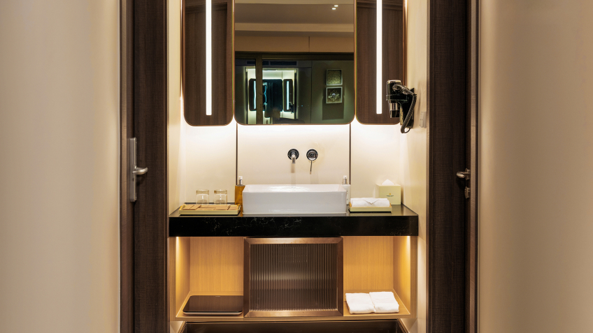 Grand Pioneers (Essence Grand) Cruise: Ocean Suite Triple bathroom