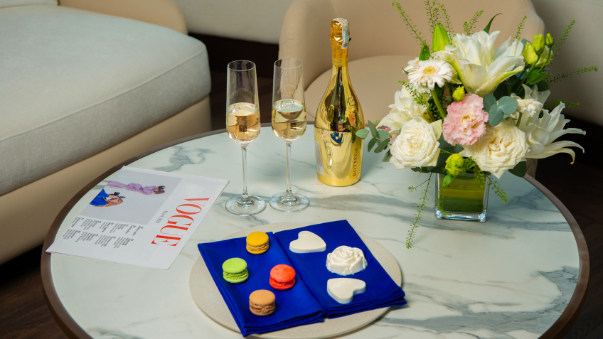 Grand Pioneers (Essence Grand) Cruise: Welcome drink and cake