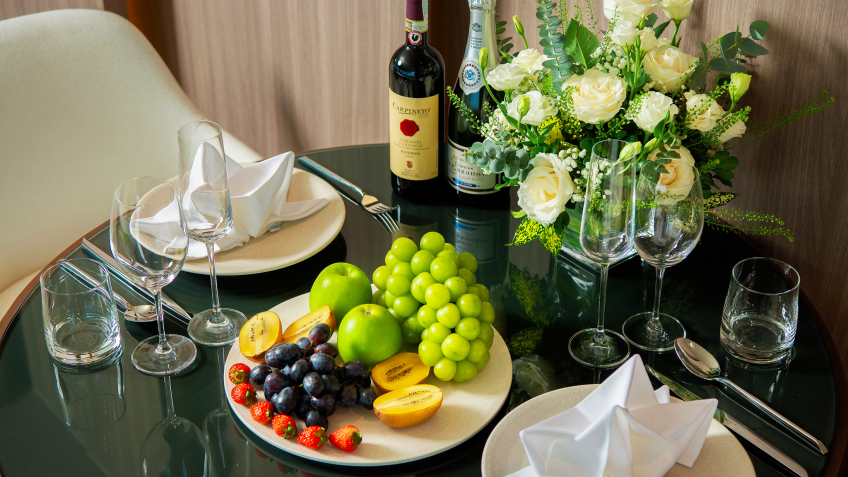 Grand Pioneers (Essence Grand) Cruise: Fresh fruit in Oceania Suite