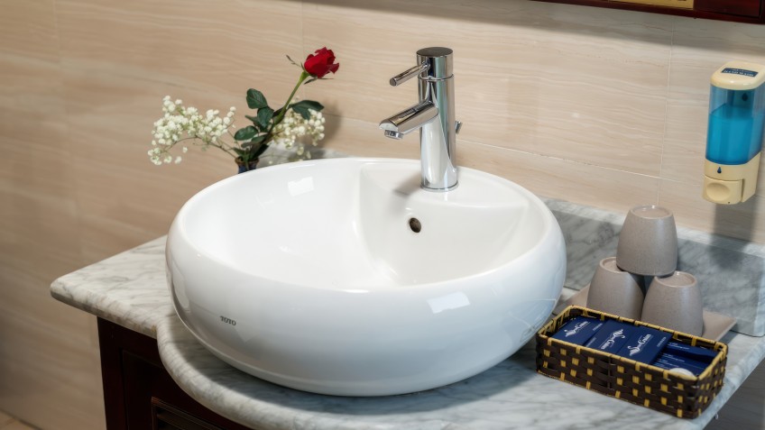 Swan Cruises: Full Bathroom Amenities