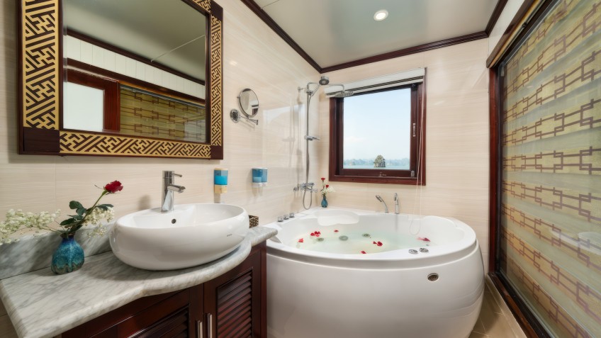 Swan Cruises: Jacuzzi Bathtub