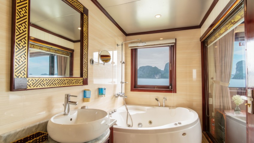 Swan Cruises: Jacuzzi tub for relaxation
