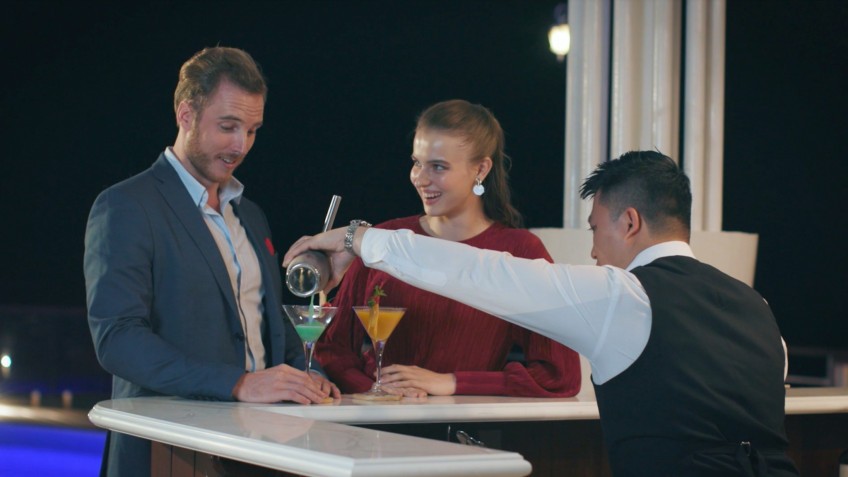 Heritage Cruise Binh Chuan: Sip cocktails onboard