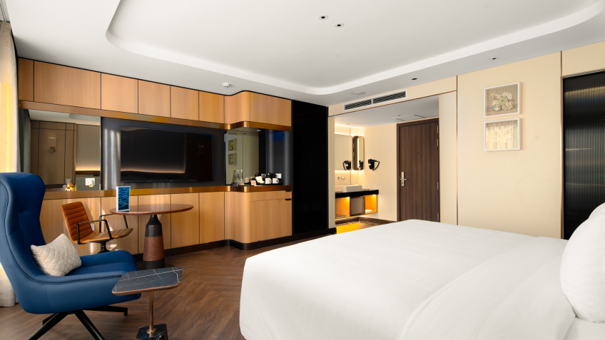 Grand Pioneers (Essence Grand) Cruise: Relax in the well-appointed cabin