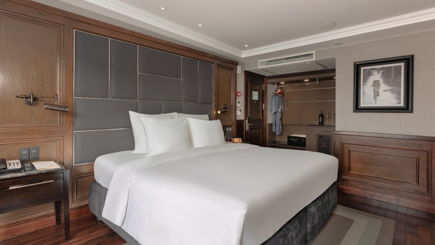 Ambassador Signature Cruise: A larger atmosphere on the luxurious cabin