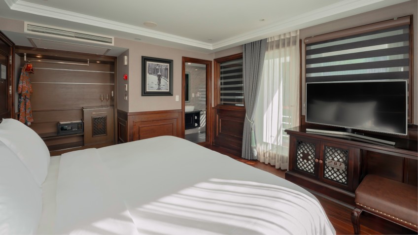 Ambassador Signature Cruise: Elegant decoration in luxury suite