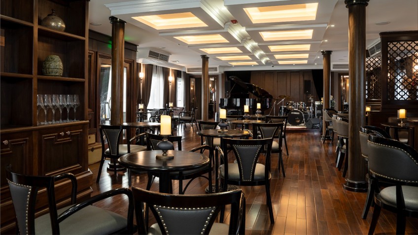 Ambassador Signature Cruise: The cozy Piano Lounge