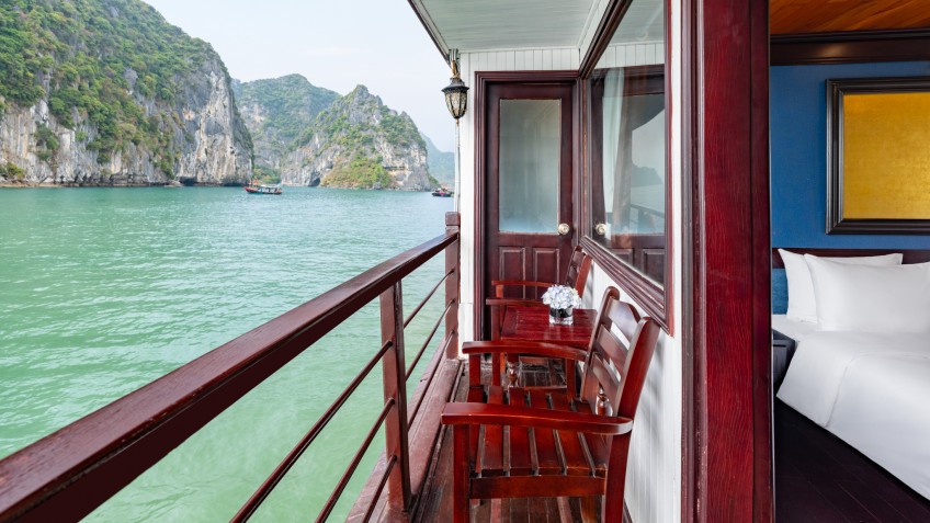 Garden Bay Legend Cruise: Relax in the Private Balcony