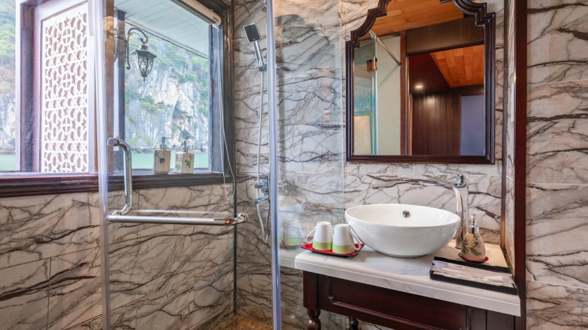 Garden Bay Legend Cruise: Bathroom with full amenities