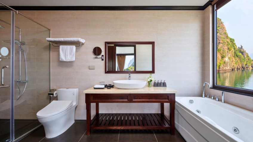 Mon Cheri Cruise: Well Equipped Bathroom With Bay View