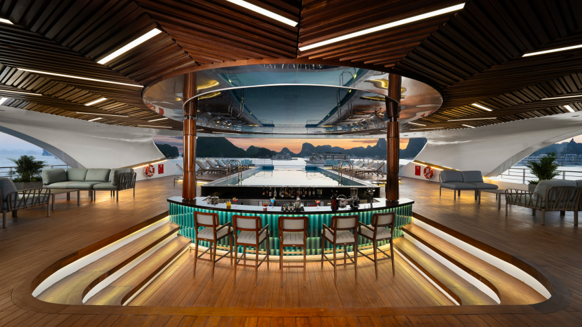 Grand Pioneers (Essence Grand) Cruise: Pool Bar To Whoop It Up