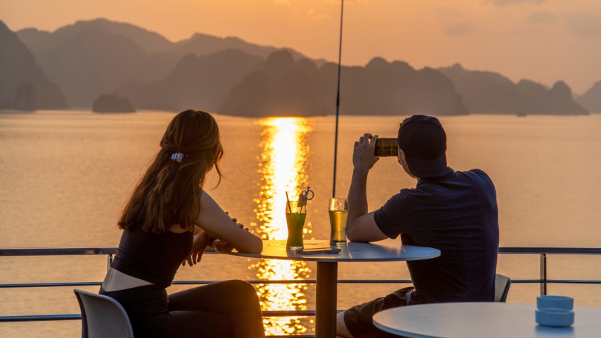 Grand Pioneers (Essence Grand) Cruise: Gorgeous Sunset of the bay