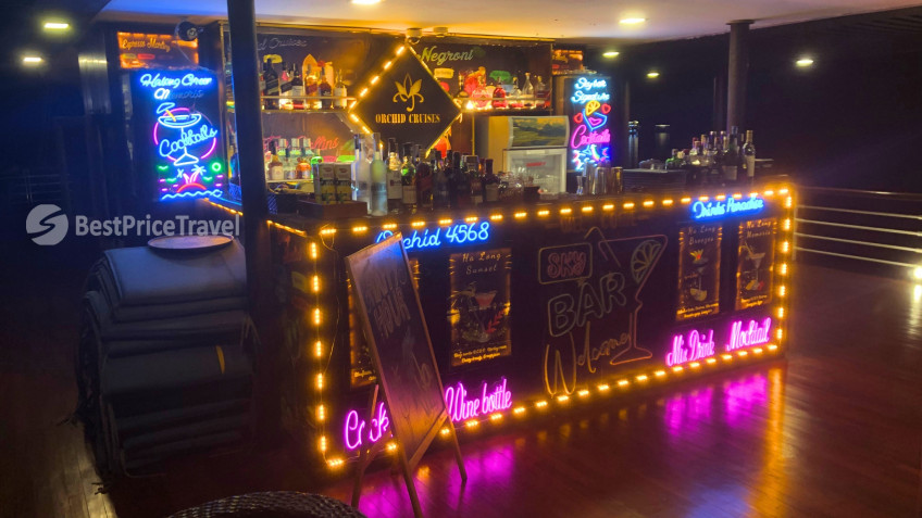 Orchid Classic Cruise: Prettily decored Sky Bar at night