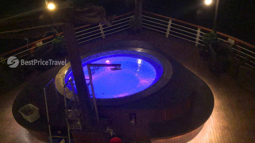 Orchid Classic Cruise: Jacuzzi in the Evening
