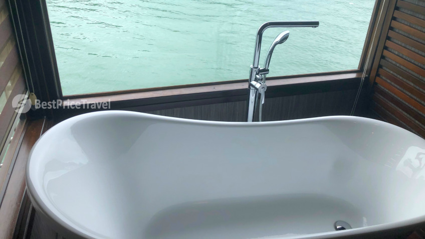 Orchid Classic Cruise: Clean Sea-view Bathtub