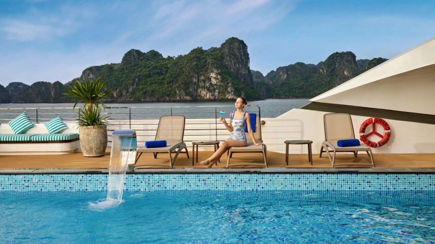 Grand Pioneers (Essence Grand) Cruise: Chill out By the Swimming Pool