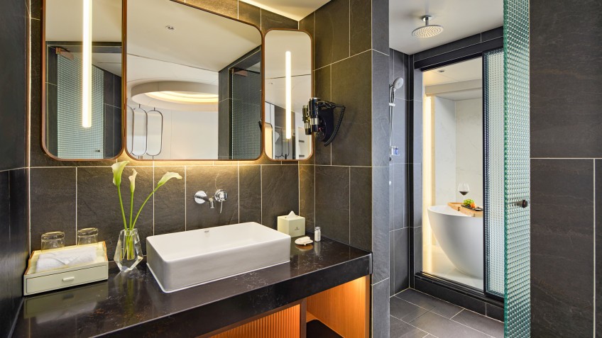 Grand Pioneers (Essence Grand) Cruise: En-suite Bathtub