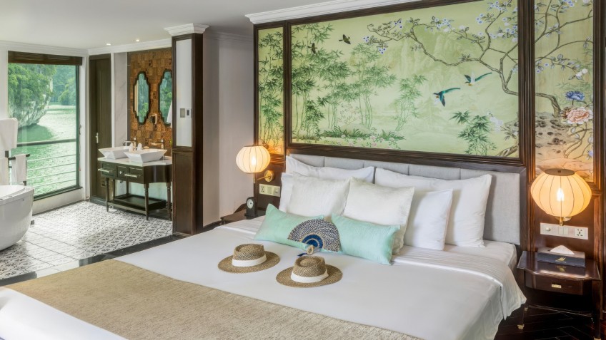 Capella Cruise: Luxury Facilities and Decoration