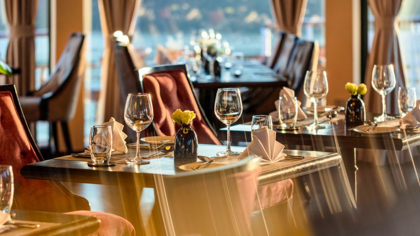 Capella Cruise: 5-star dining table set