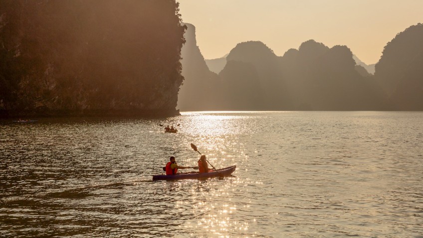 Capella Cruise: Kayaking under Lan Ha Bay's sunset