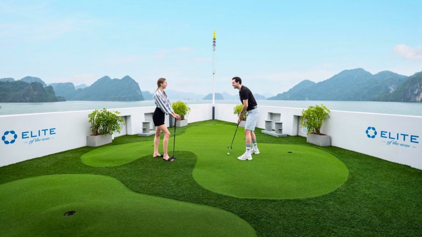 Elite of the Seas Cruise: Practise golf course with your partner