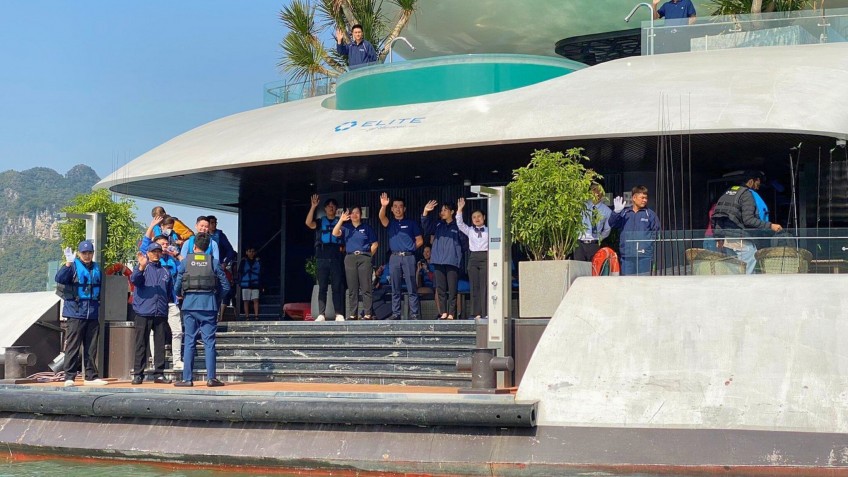 Elite of the Seas Cruise: Welcoming staff