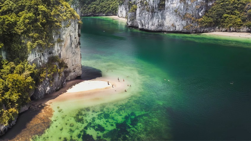 Mila Cruise (formerly Glory Legend): Ba Trai Dao Beach