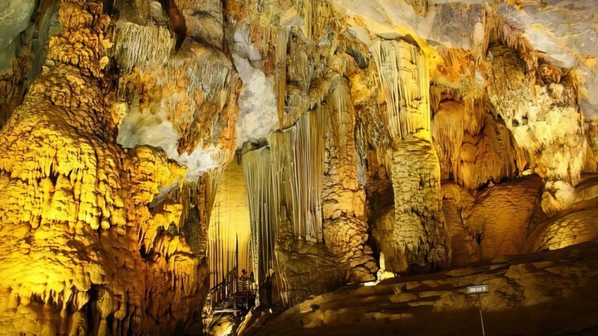 Mila Cruise (formerly Glory Legend): Me Cung Cave