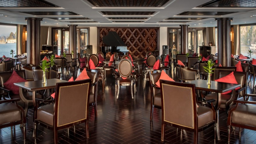 Ambassador Cruise: Piano Lounge