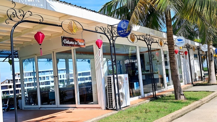 Hera Grand Luxury Cruise: Waiting Lounge at No.12, Tuan Chau Harbor
