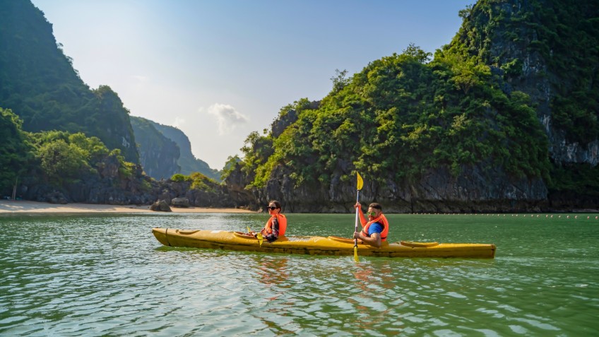 Hera Grand Luxury Cruise: Explore the bay on a kayak