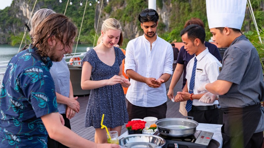 Hera Grand Luxury Cruise: Try making Vietnamese 