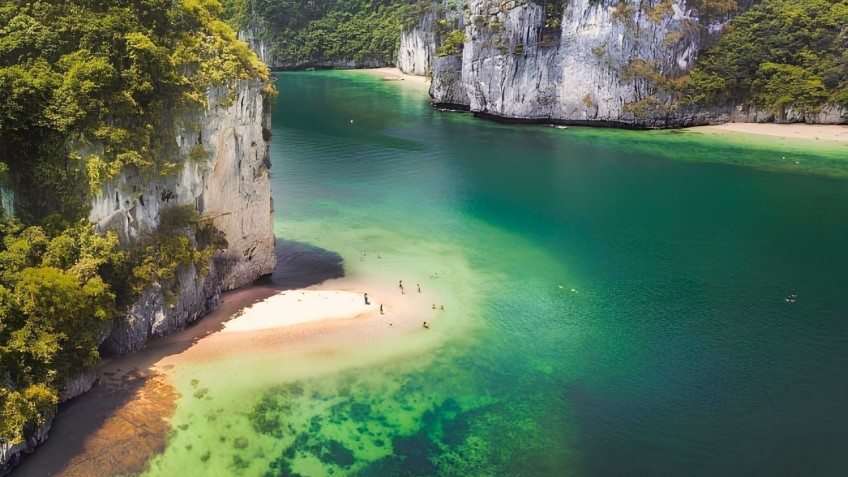 Hera Grand Luxury Cruise: Clear Emerald water