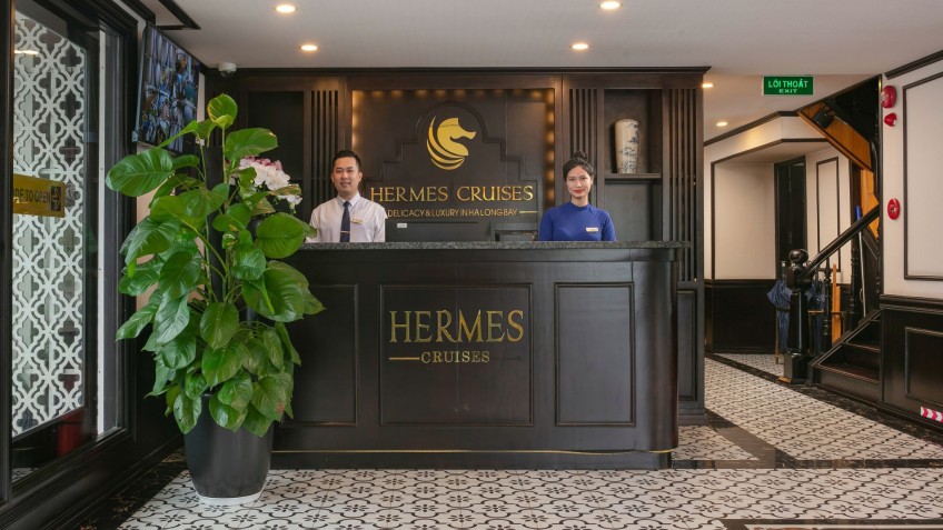 Hermes Cruise: Friendly Receptionist