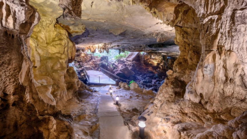 Hermes Cruise: Trinh Nu Cave