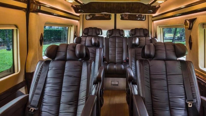 Jade Sails: Luxury Limousine